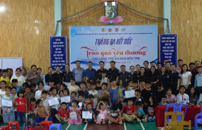 Hải quan Cần Thơ, Long An trao quà tại Làng trẻ em SOS Bến Tre