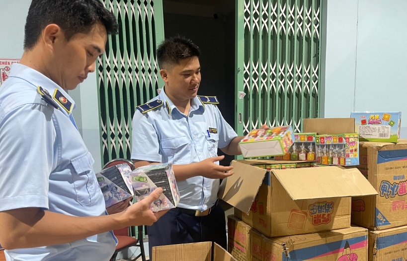 Phát hiện lượng lớn thực phẩm có dấu hiệu nhập lậu trên chiếc ô tô tải