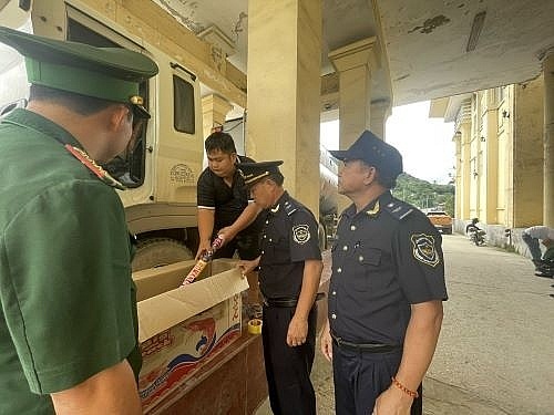 Công chức Hải quan Nậm Cắn chủ động phối hợp với lực lượng chức năng kiểm soát chặt từ biên giới.
