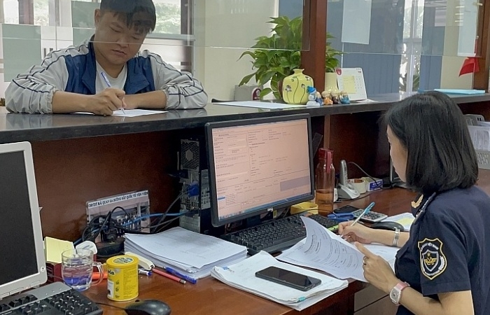 Từ 13/5: Tạm ngừng kinh doanh tạm nhập, tái xuất quặng và tinh quặng monazite