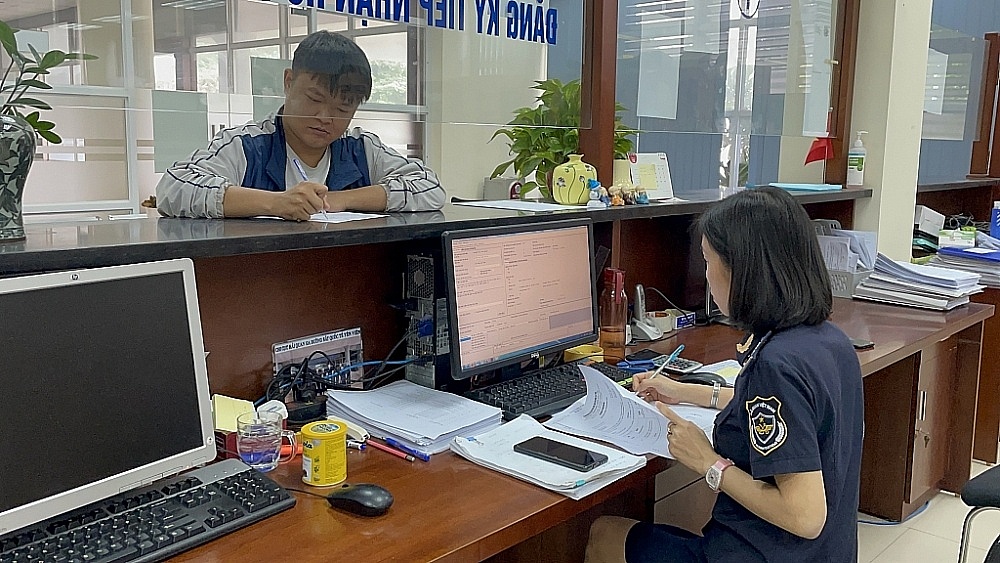 Hoạt động nghiệp vụ tại Chi cục Hải quan ga đường sắt quốc tế Yên Viên. Ảnh: N.Linh