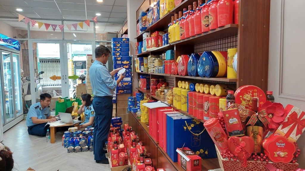 QLTT TPHCM: Đề nghị khởi tố 4 vụ vì kinh doanh hàng vi phạm