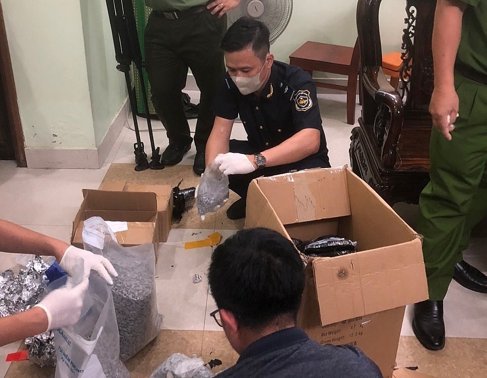 Lực lượng chức năng tổ chức khám xét tang vật bắt giữ ngày 27/3/2024.  Ảnh do Đội Kiểm soát Hải quan (Cục Hải quan Quảng Bình) cung cấp