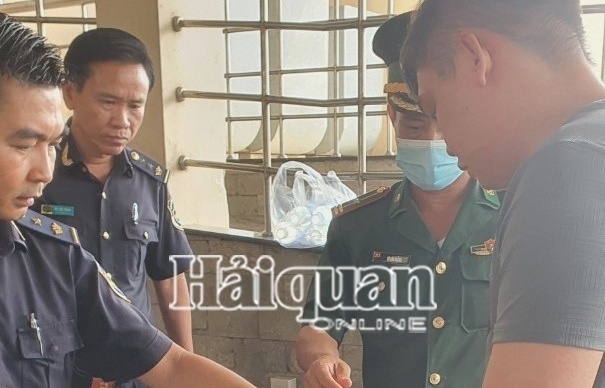 Hải quan Mộc Bài phát hiện khách nhập cảnh mang trái phép 20.000 USD