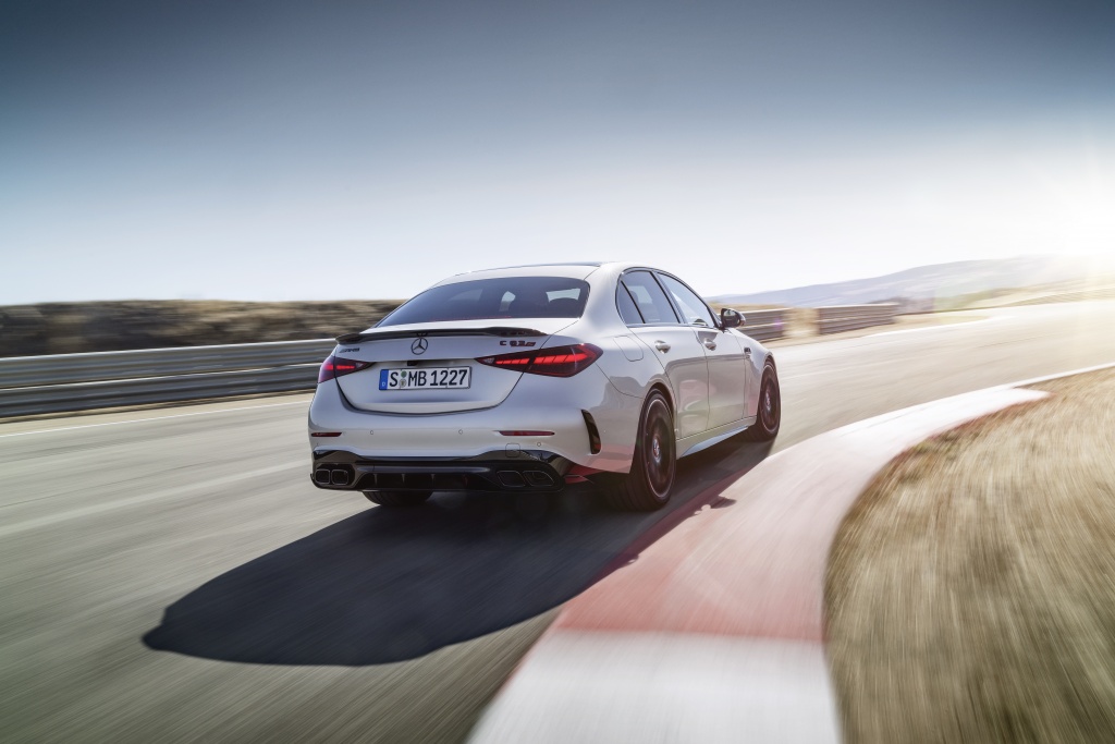 Mở bán Mercedes-AMG C 63 E PERFORMANCE với giá 4,9 tỷ đồng