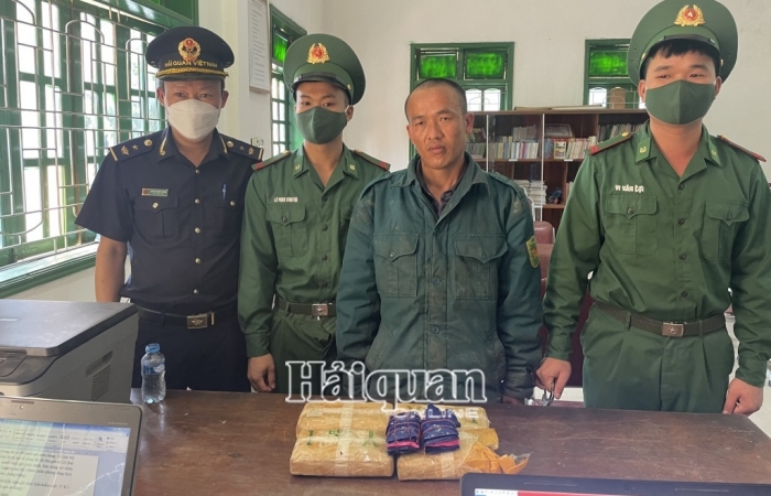 Hải quan Nậm Cắn bắt giữ một đối tượng vận chuyển số lượng lớn ma túy
