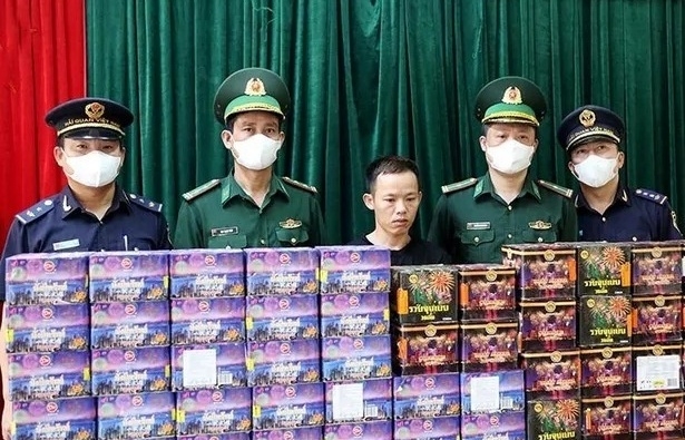 Hải quan Cầu Treo phối hợp bắt 77 kg pháo hoa nổ