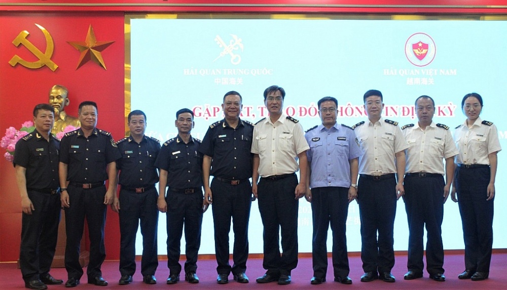 Đoàn công tác Hải quan Móng Cái và Đông Hưng chụp ảnh lưu niệm.