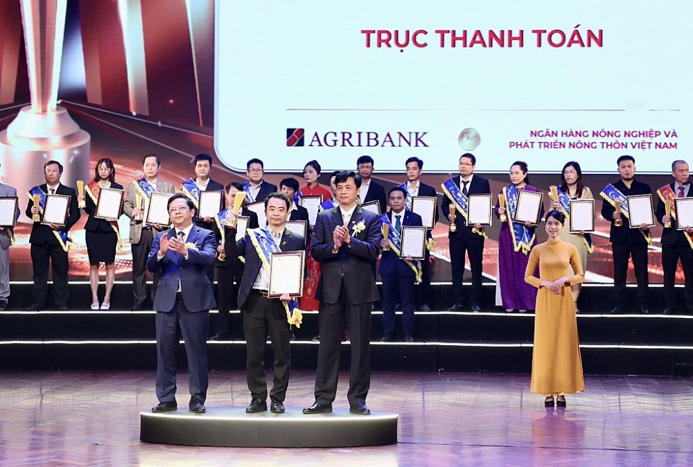 Đại diện Agribank nhận giải Trục thanh toán Agribank.
