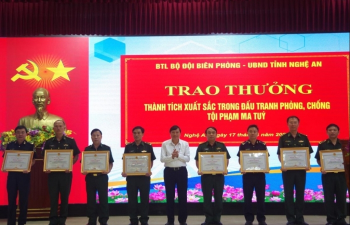 Trao thưởng thành tích xuất sắc trong đấu tranh với tội phạm ma túy