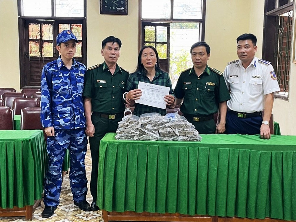 Đối tượng Nguyễn Thị Thủy và tang vật.