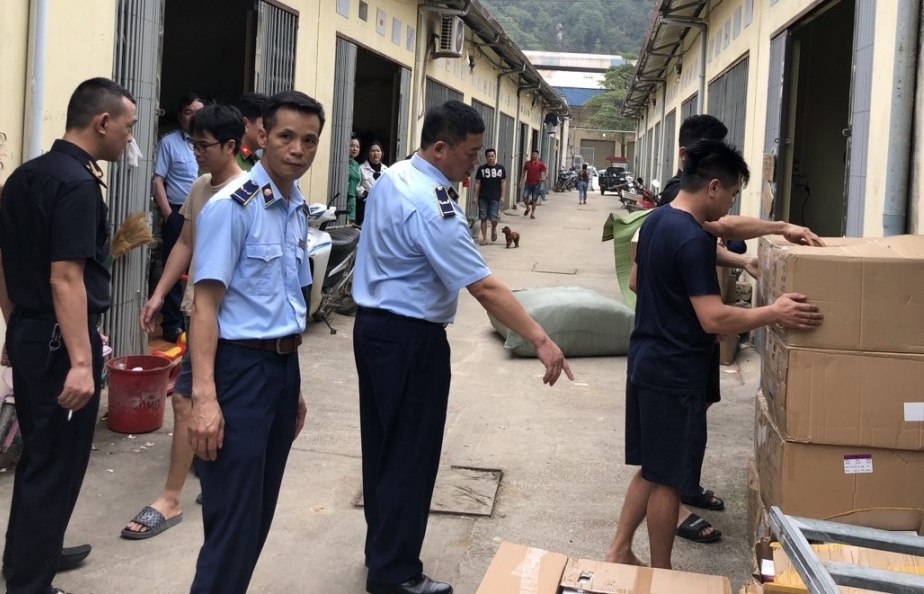 Hải quan Tân Thanh phối hợp phát hiện 2 kho hàng chứa hơn 40.000 sản phẩm nghi nhập lậu