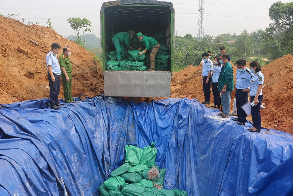 Lực lượng chức năng phối hợp tiêu hủy hàng hóa vi phạm.