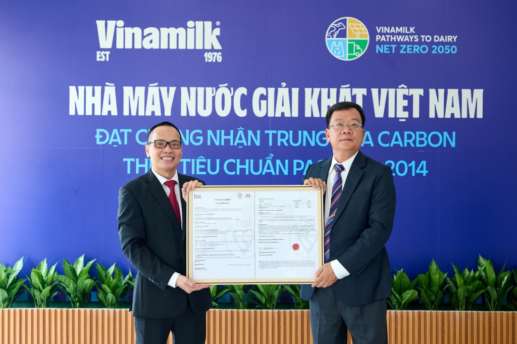 Thêm 1 nhà máy đạt chứng nhận trung hòa carbon, Vinamilk đẩy mạnh “xanh hóa” sản xuất