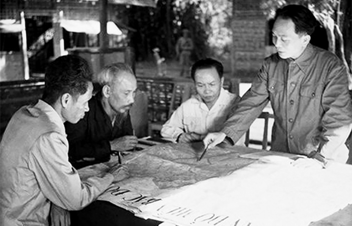 Những "quyết định lịch sử" trong những "chiến dịch lịch sử"