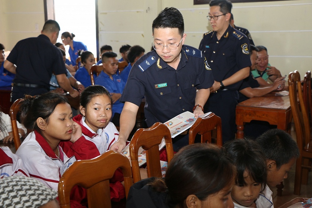 Thanh niên Hải quan Quảng Trị tuyên truyền vận động quần chúng phòng chống tội phạm ma túy