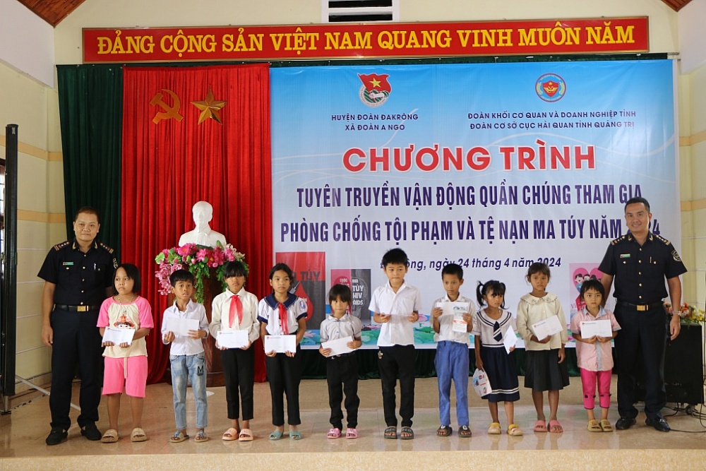 Thanh niên Hải quan Quảng Trị tuyên truyền vận động quần chúng phòng chống tội phạm ma túy