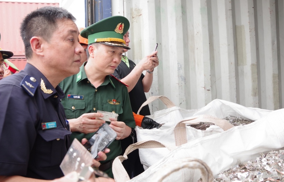 6 container kim loại xuất khẩu “đội lốt” gỗ ván ép