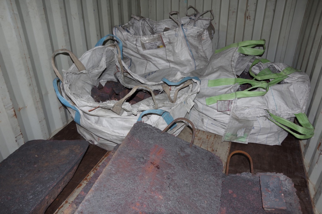 6 container kim loại xuất khẩu “đội lốt” gỗ ván ép