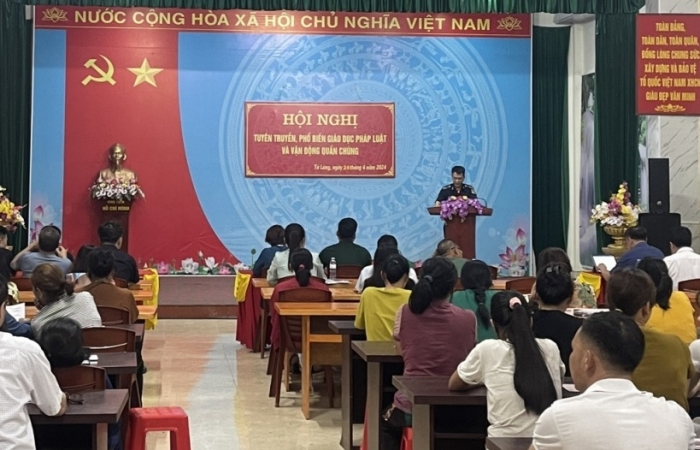 Hải quan Tà Lùng tuyên truyền pháp luật đến nhân dân vùng biên