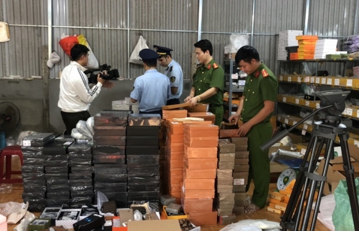 Kinh doanh hàng lậu, hàng giả, bị xử phạt trên 170 triệu đồng