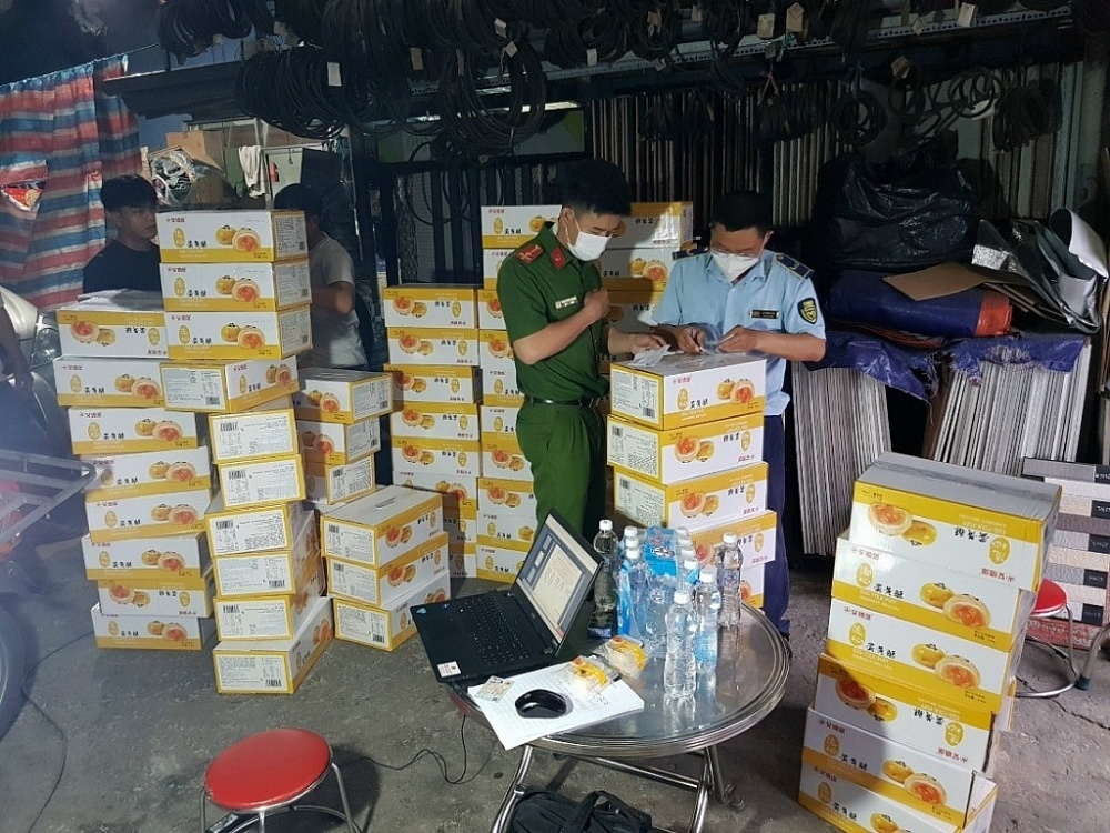 Thực phẩm ngoại nhập không rõ nguồn gốc bị QLTT TPHCM phát hiện