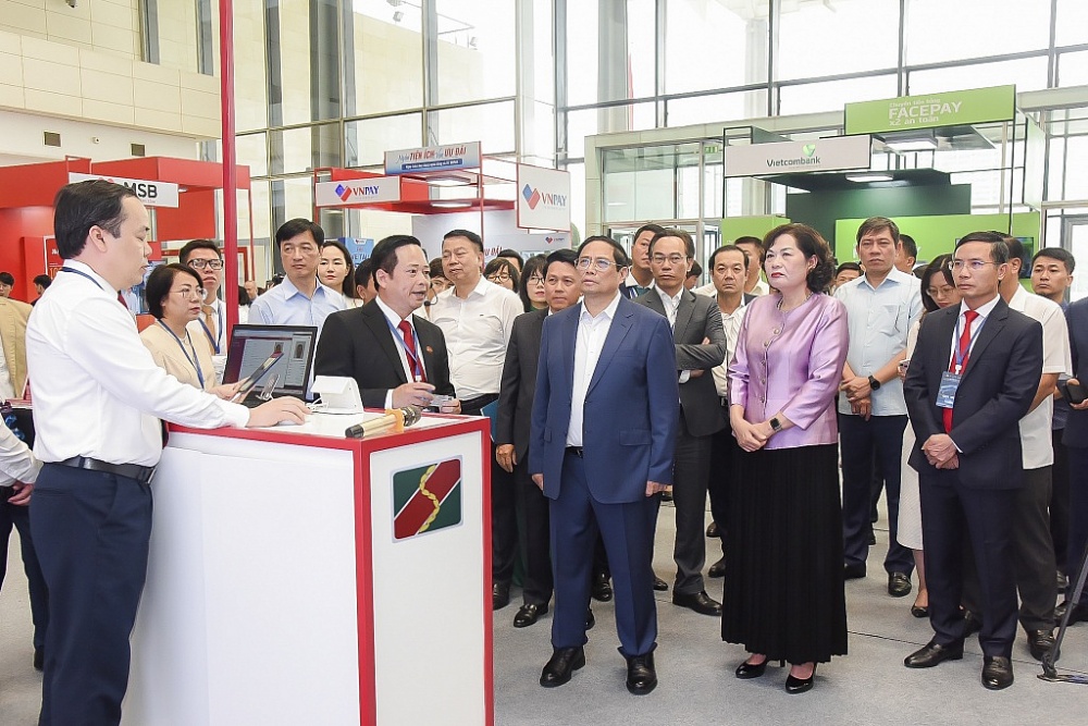 Thủ tướng Chính phủ, Lãnh đạo NHNN và lãnh đạo một số bộ, ngành trong chương trình VIP tour tham quan gian hàng Agribank.