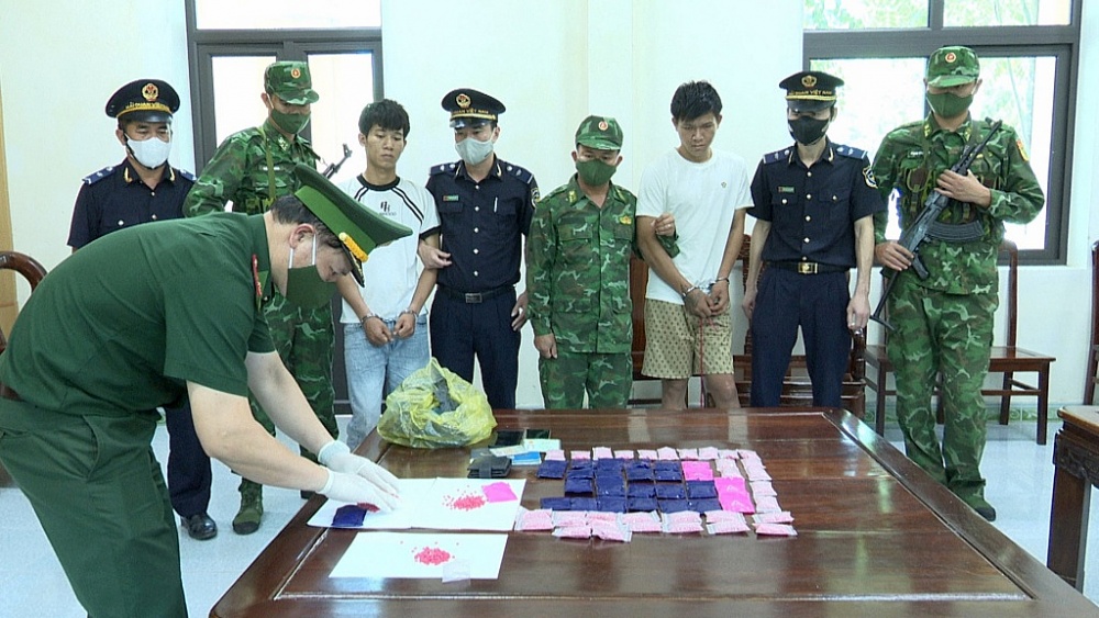 2 đối tượng cùng tang vật 12.000 viên ma túy tổng hợp. Ảnh: Thanh Giang