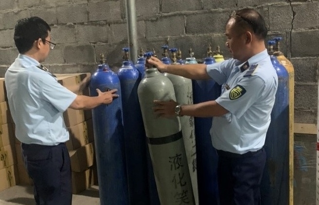 Tạm giữ hàng trăm bình khí cười và xe đạp điện nghi nhập lậu