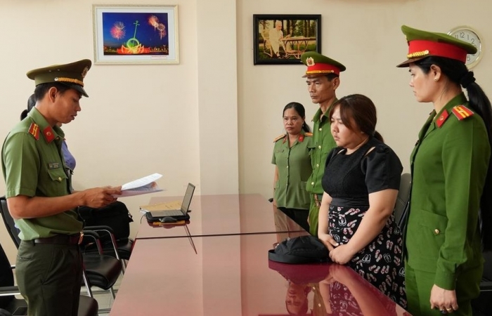 Thành lập doanh nghiệp để đưa 18 người trốn đi nước ngoài