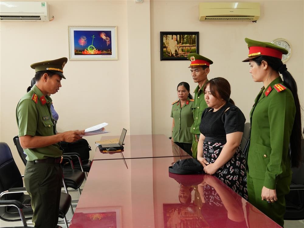 Thành lập doanh nghiệp để đưa 18 người trốn đi nước ngoài