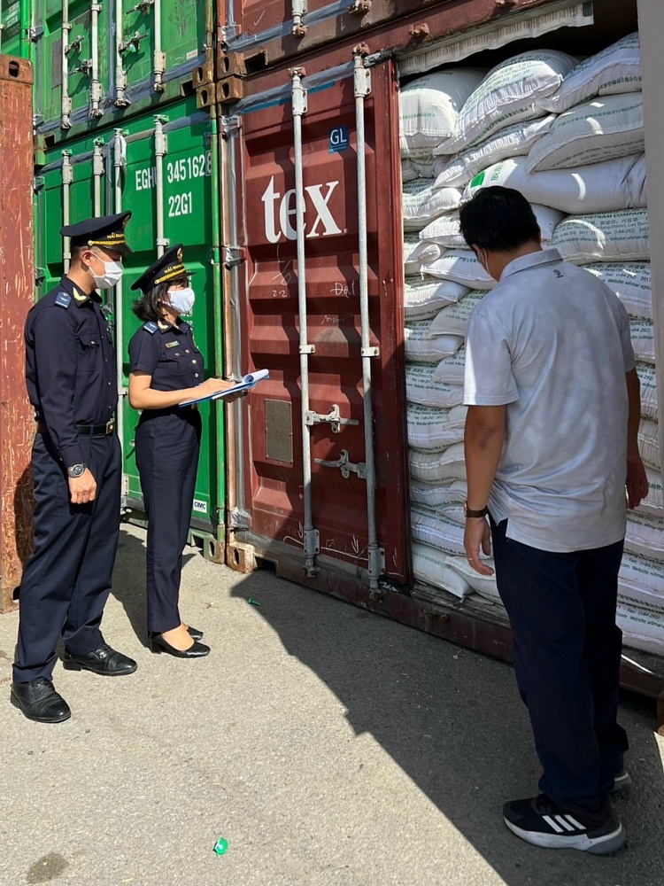 Công chức Hải quan Cần Thơ kiểm tra hàng hóa xuất nhập khẩu.  Ảnh: Ong Văn Hiền