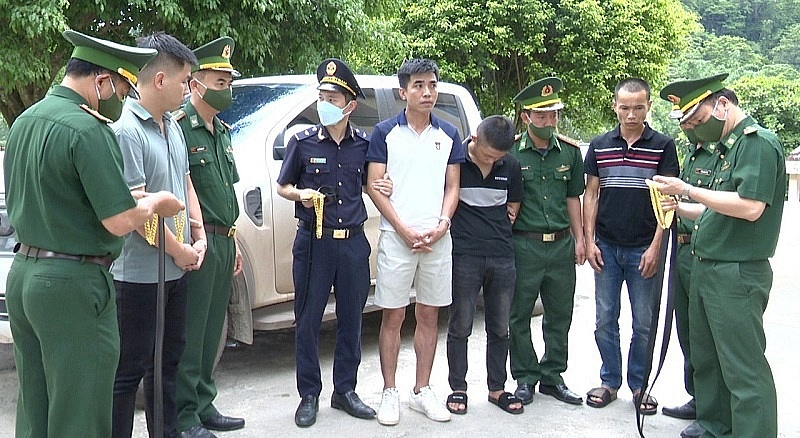Lực lượng Hải quan - Biên phòng Cầu Treo kiểm tra và thu giữ số lượng vàng vận chuyển trái phép. Ảnh: TM Lực lượng Hải quan - Biên phòng Cầu Treo kiểm tra và thu giữ số lượng vàng vận chuyển trái phép. Ảnh: TM