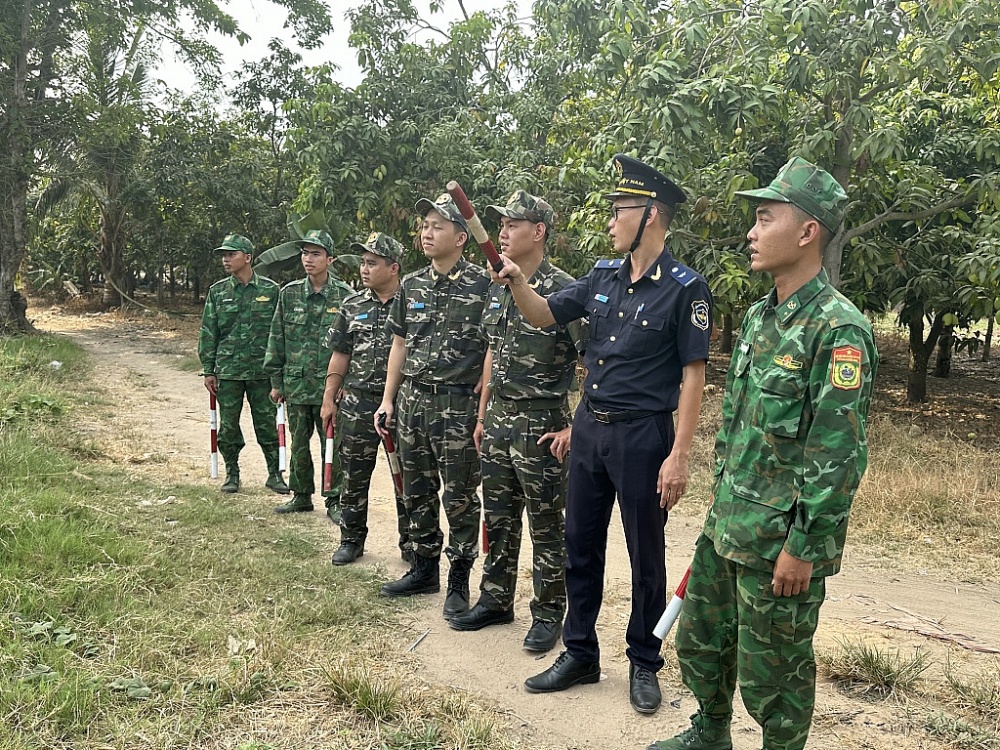 Công chức Chi cục Hải quan cửa khẩu quốc tế Vĩnh Xương, Cục Hải quan An Giang phối hợp các lực lượng tuần tra trên tuyến biên giới. 	Ảnh minh họa: Thu Hòa 