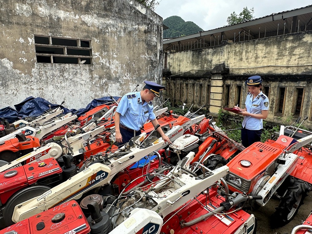 Lực lượng QLTT Quảng Bình kiểm tra lô máy cày đã qua sử dụng.
