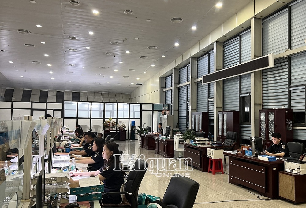 Hải quan Hữu Nghị bố trí công chức trực tiếp nhận và giải quyết thủ tục cho DN đến 23 giờ hằng ngày. Ảnh: Công Thành