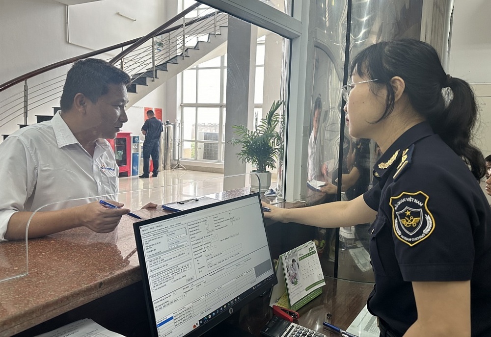 Công chức Cục Hải quan Bình Định làm thủ tục cho doanh nghiệp. 	Ảnh: T.H