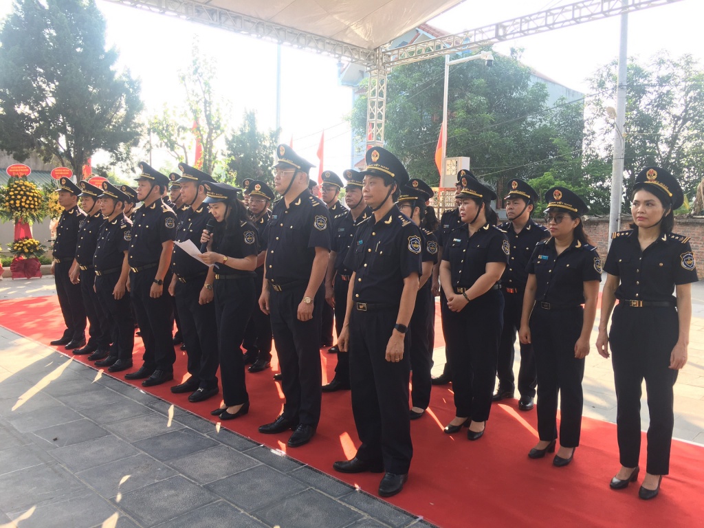 Hải quan Cao Bằng dâng hương nhà cách mạng tiền bối Hoàng Đình Giong