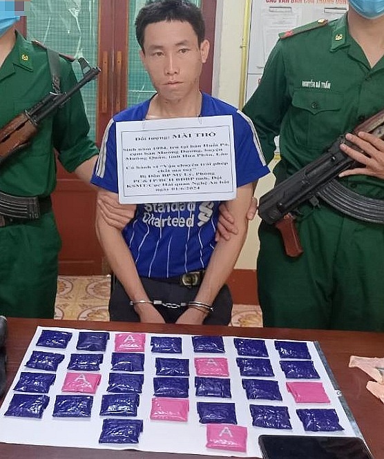 Đối tượng Vả Xênh Thò và tang vật. Ảnh: Anh Bách