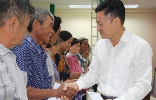 Đoàn các cơ quan báo chí làm việc và trao quà từ thiện tại tỉnh Long An