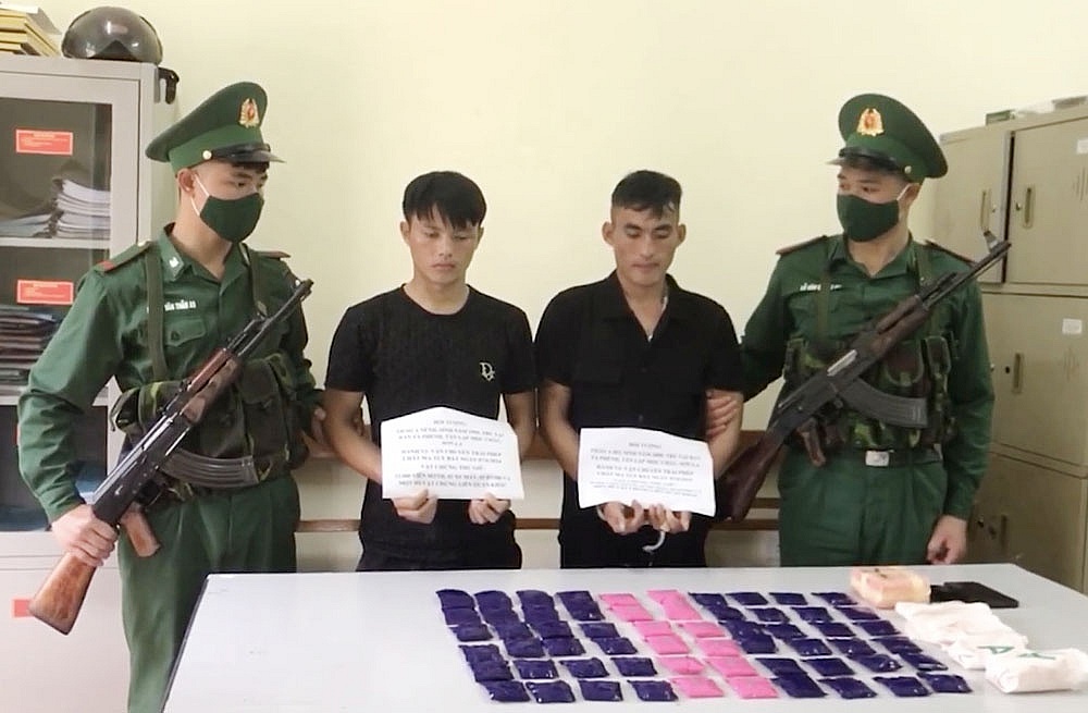 Hai đối tượng cùng tang vật.