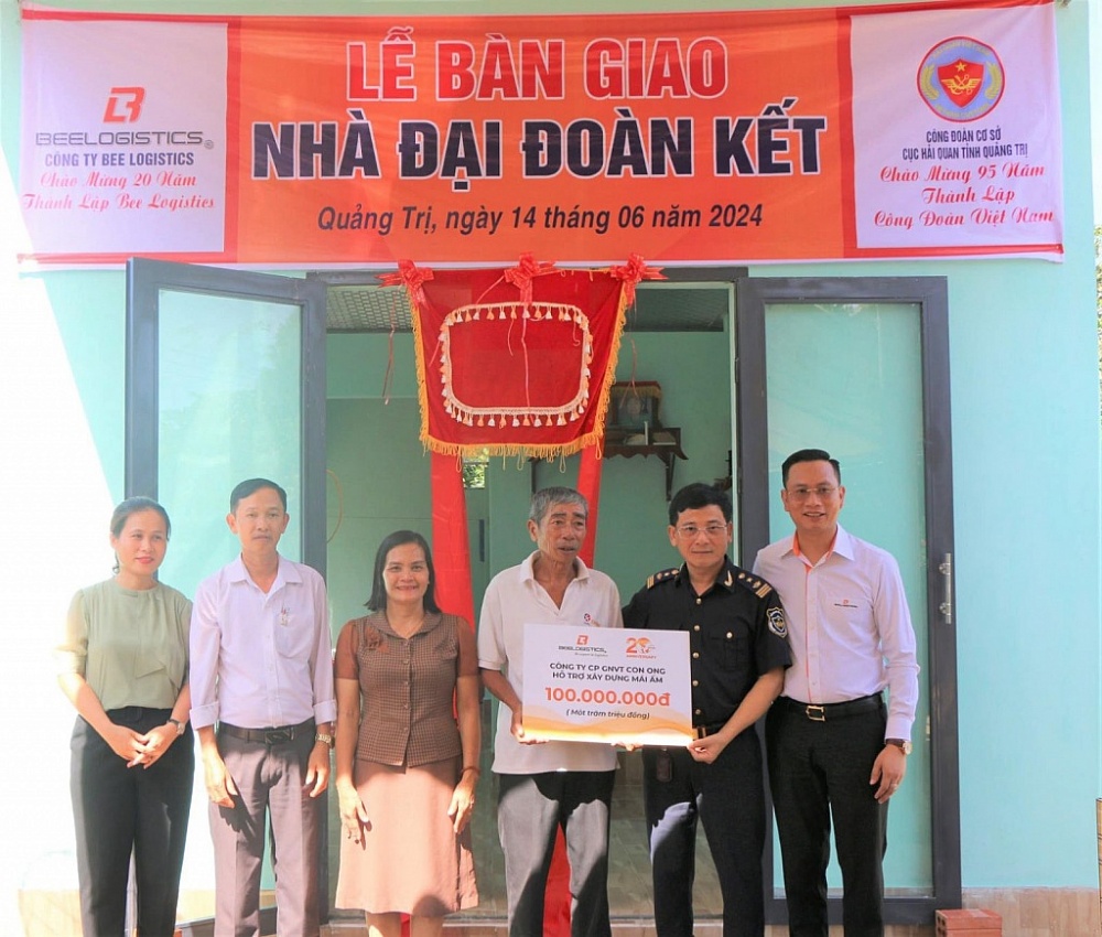 Hải quan Quảng Trị phối hợp bàn giao nhà Đại đoàn kết