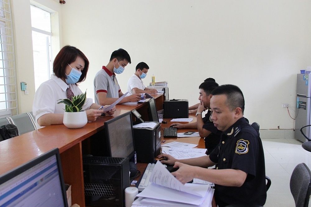 Công chức Hải quan Vũng Áng tiếp nhận và giải quyết thủ tục cho DN. 	Ảnh: H.Nụ