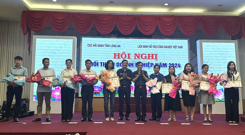 Đại diện lãnh đạo Cục hải quan Long An các doanh nghiệp  Đại diện lãnh đạo Cục hải quan Long An các doanh nghiệp