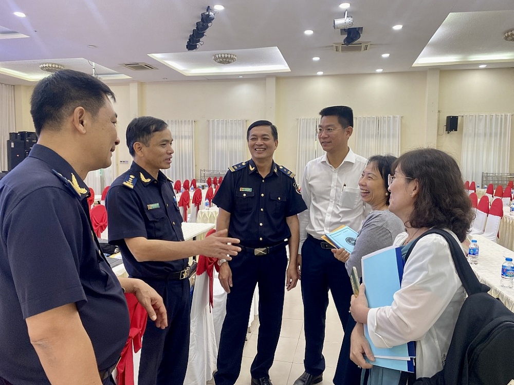 Lãnh đạo Cục hải quan Long An trao đổi với doanh nghiệp bên lề hội n Lãnh đạo Cục hải quan Long An trao đổi với doanh nghiệp bên lề hội n