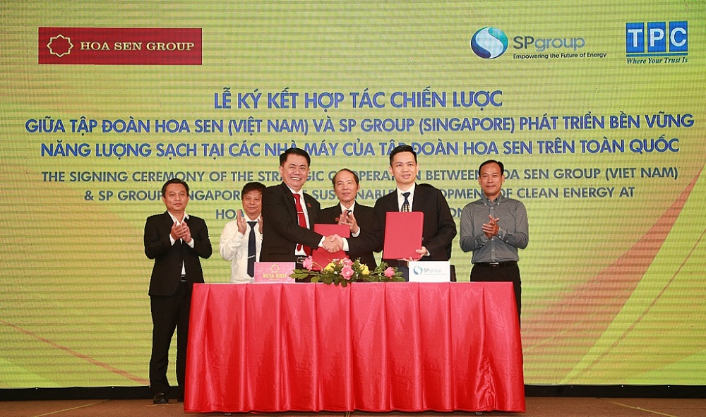 Tập đoàn Hoa Sen (Việt Nam) và SP Group (Singapore) đã chính thức ký kết hợp tác chiến lược về việc phát triển bền vững năng lượng sạch tại các nhà máy của Tập đoàn Hoa Sen trên toàn quốc.