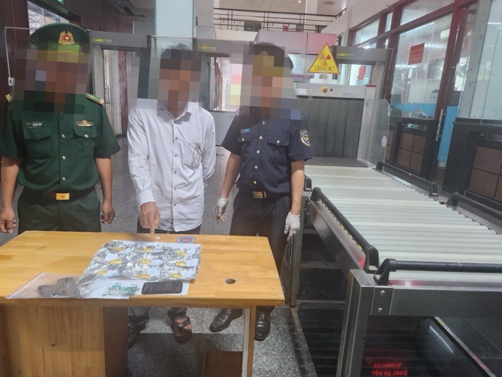 Đối tượng cùng tang vật bị bắt giữ tại hiện trường.