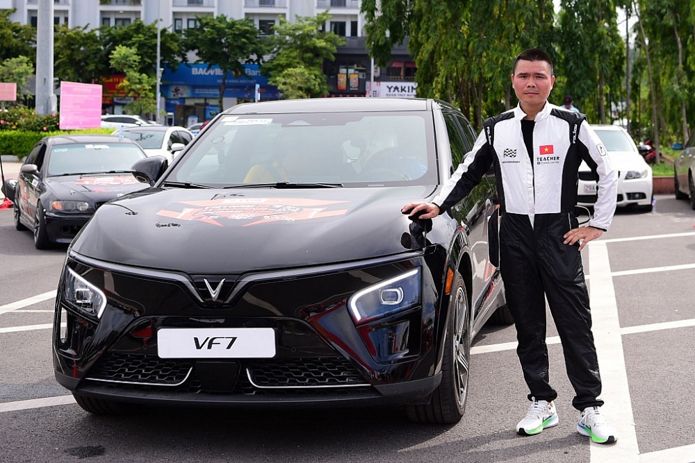 Tay đua Gymkhana bất ngờ với khả năng vận hành của VinFast VF 7