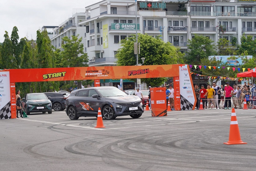 Tay đua Gymkhana bất ngờ với khả năng vận hành của VinFast VF 7