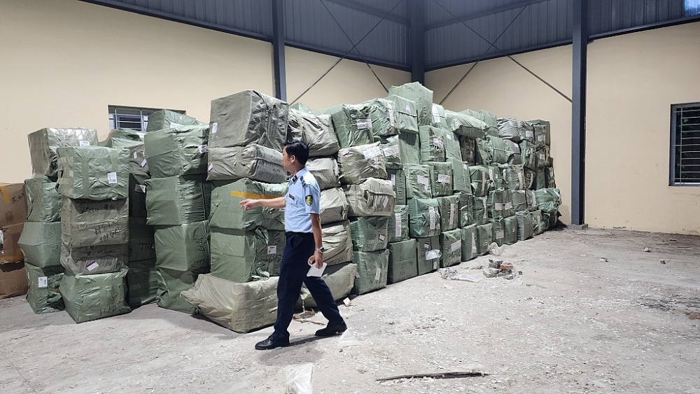 Kho chứa hàng vi phạm do lực lượng chức năng phát hiện tại Hải Dương. Kho chứa hàng vi phạm do lực lượng chức năng phát hiện tại Hải Dương.